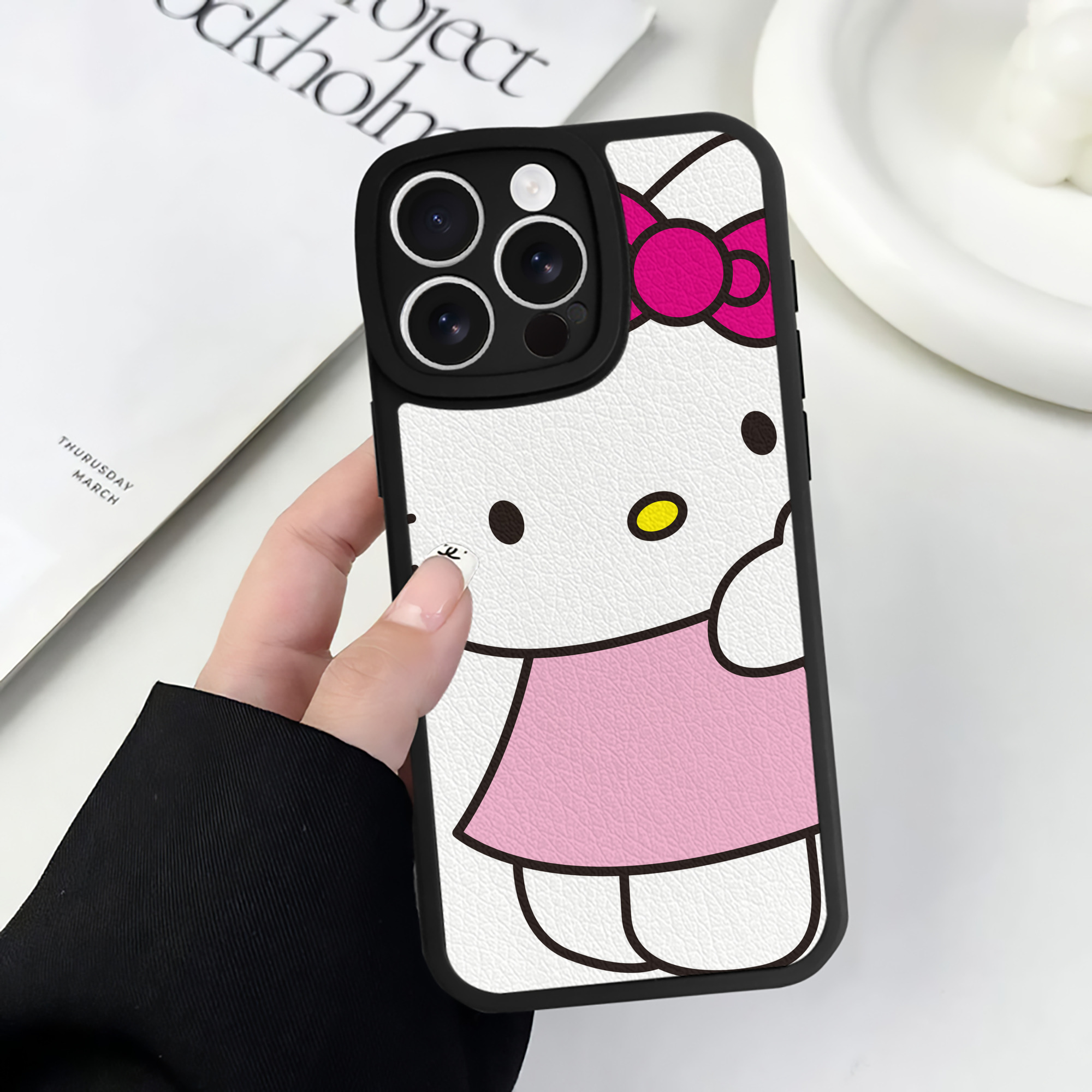 （画像用） Hello Kitty ハローキティ 【iPhone 16シリーズ対応】シリコンスマホケース（レザー調） 材質：シリコン
